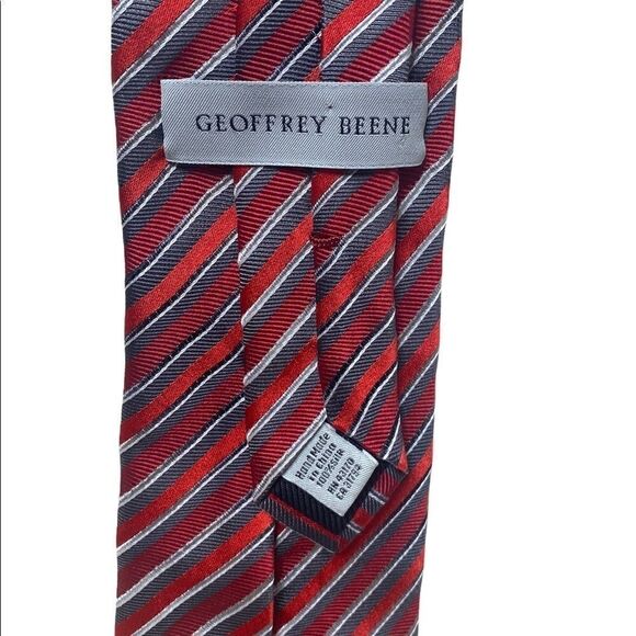 Geoffrey Beene red grey white striped  100% silk handmade tie - Picture 1 of 5